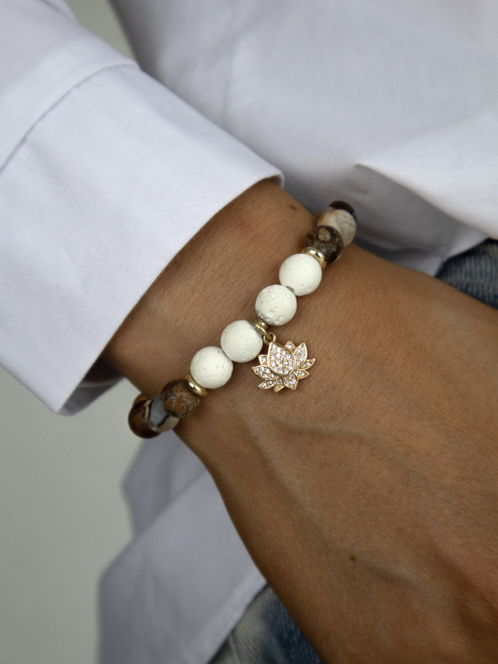 Браслет из яшмы и белой лавы с лотосом — талисман внутренней чистоты и силы